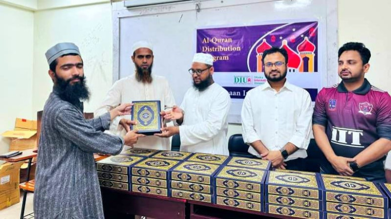 ডিআইইউ’তে ‘আল ঈমান ফাউন্ডেশনের’ বিনামূল্যে কুরআন বিতরণ