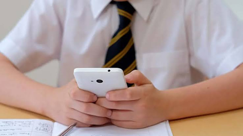 ঝালকাঠিতে পরীক্ষাকেন্দ্রে মোবাইল ব্যবহারে ৯ শিক্ষক অব্যাহতি, ৩ শিক্ষার্থী বহিষ্কার